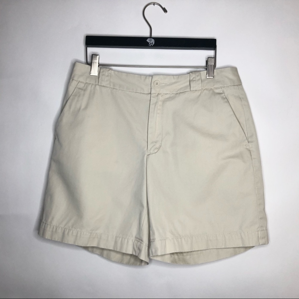 GAP women’s khaki shorts with pockets size 8